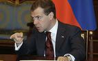 Medvedev'den parlamento çalışmalarına katılmayan vekillere fırça