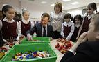 Medvedev çocuklarla lego oynadı