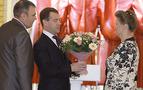 Medvedev'den 17 çocuklu anne babaya 'Kahraman Aile' ödülü