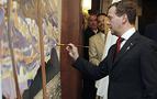 Medvedev’den G-8 zirvesine resimli katkı