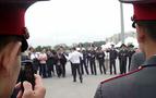 Rus polis üniforması ile Kafkas dansı