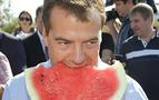 Medvedev Putin'e özendi, tarlada karpuz yiyerek PR yaptı