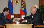 Medvedev ilk Rus cep telefonunu inceledi
