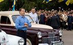 Medvedev ve Yanukoviç  otomobilleri ile yarış pistinde