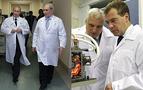Medvedev de Putin de beyaz önlükle iş başında