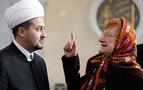 Finlandiya Cumhurbaşkanı başını örttü, Tataristan’da cami ziyaret etti