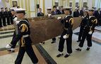 Güney Kore’de Medvedev’e yüz yıllık Rus sancağı iade edildi