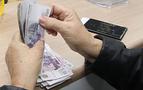 Her iki Rus öğrenciden biri öğretmenine rüşvet veriyor