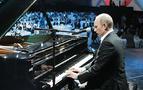 Putin çocuklar için piyano çaldı,  İngilizce şarkı söyledi