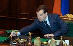 Medvedev hükümet üyelerinin devlet şirketlerinden ayrılmasını istedi