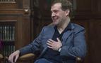 Medvedev Twitter’dan cevap verdi; üniversite arkadaşlarımızla partideydik