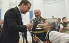 Medvedev unutulmuş madalyayı 69 yıl aradan sonra sahibine verdi