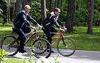 Putin ve Medvedev bisiklet sürdü, badminton oynadı