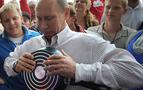 Medvedev’e “8 maço Putin” fotoğrafı önerisi