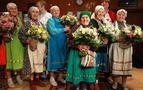 Eurovision ikincisi Babuşkalar çiçeklerle karşılandı, Putin köylerini ziyaret edecek