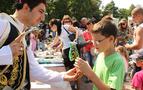 Rusya’da kültür festivalinde şerbet dağıtıldı, ebru yapıldı