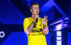 Justin Bieber sahneye Rusça t-shirt ile çıktı