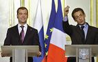 Medvedev Paris'te konuştu: İran'a yaptırımlar dengeli ve mantıklı olmalı, siviller hedef alınmamalı