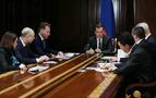 Medvedev ekonomi kurmayları ile olağanüstü toplantıya başladı
