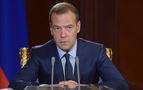 Medvedev: Ekonomi zorda, olumsuzluklar devam ediyor