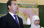 Medvedev, başörtülü ilkokul öğrencisi ile eğitim öğretim yılının açılışını yaptı