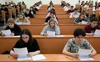 Rusya'da Velilerin Çoğu Eğitimin Üniversite İçin Yetersiz Olduğunu Düşünüyor