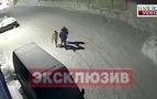 Rusya'da çıplak korumanın karda hırsız kovalaması kamerada