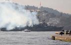 Rus gemisi İstanbul Boğazı'ndan dumanı tüterek geçti