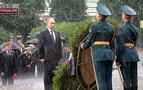 Meçhul Asker Anıtı'na çelenk bırakan Putin, sırılsıklam oldu