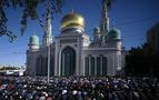 Moskova'da binlerce Müslüman bayram namazı için camilere akın etti - VIDEO