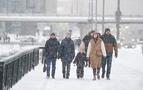 Moskovalılar yeni haftaya kar fırtınasıyla başladı