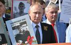 Putin, savaşta gazi olan babasının fotoğrafını taşıdı