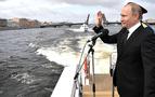 Putin, St. Petersburg'da düzenlenen Denizcilik Günü törenlerine katıldı