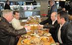 Medvedev ve Putin 1 Mayıs yürüyüşü sonrası restoranda stres attı 