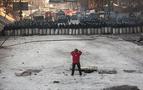 Ukrayna'da Enerji Bakanı göstericileri ikna ederek binayı kurtardı