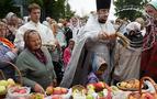 Rusya’da din adamları bereket için meyveleri kutsadı