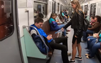 Rus aktivist, metroda bacakları açık oturan erkekleri 'suladı'