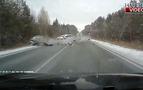 Rusya'da kış lastiklerine geçmeyen sürücüler tehlike saçıyor