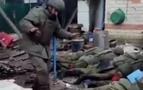 Ukraynalı askerlerden kan donduran infaz: Rus esirlerini böyle kurşuna diziyorlar!