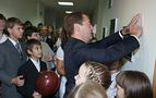 Medvedev sözünü  tuttu, maaşını öğrencilere verdi