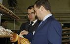 Medvedev ekmek fabrikasında incelemede