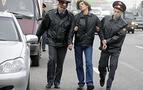 Bakan izin verdi diye iki polisi dövdü