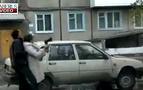 Rusya’da babuşka baltayla eşinin aracını parçaladı