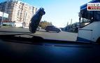 Rusya’da kopan tele takılan araba takla attı
