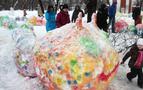 Rus çocuklar kardan dev tırtıl yaptı