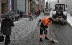 Moskova’ya kış geri döndü, kar yağıyor