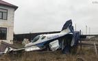 Rusya’da bir evin bahçesine uçak düştü!