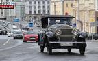 Başkent Moskova'da klasik otomobiller rallisi düzenlendi