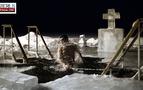 Rusya’da Hıristiyanlar buzlu suya dalarak "günahlarından arındı"