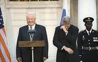 Yeltsin pijamaları ile Beyaz Saray’ın önünde taksi arıyordu
